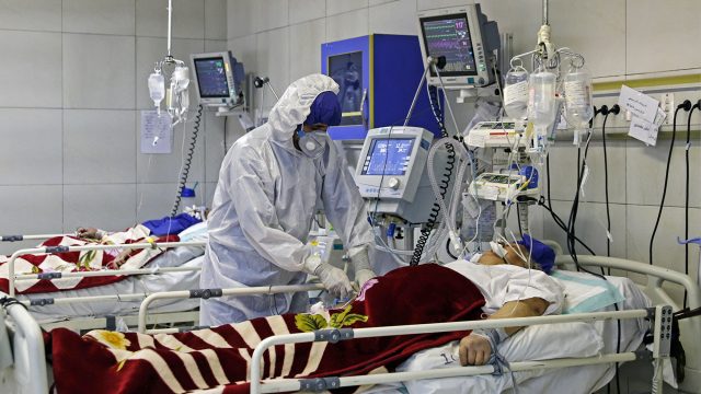 An Iranian medic treats a patient infected with the COVID-19 virus at a hospital in Tehran on March 1, 2020. - A plane carrying UN medical experts and aid touched down on March 2, 2020, in Iran on a mission to help it tackle the world's second-deadliest outbreak of coronavirus as European powers said they would send further help. (Photo by KOOSHA MAHSHID FALAHI / MIZAN NEWS AGENCY / AFP) / === RESTRICTED TO EDITORIAL USE - MANDATORY CREDIT "AFP PHOTO / HO / MIZAN NEWS AGENCY" - NO MARKETING NO ADVERTISING CAMPAIGNS - DISTRIBUTED AS A SERVICE TO CLIENTS ===